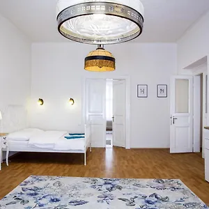 Large 3 Bdr In The Heart Of Prag